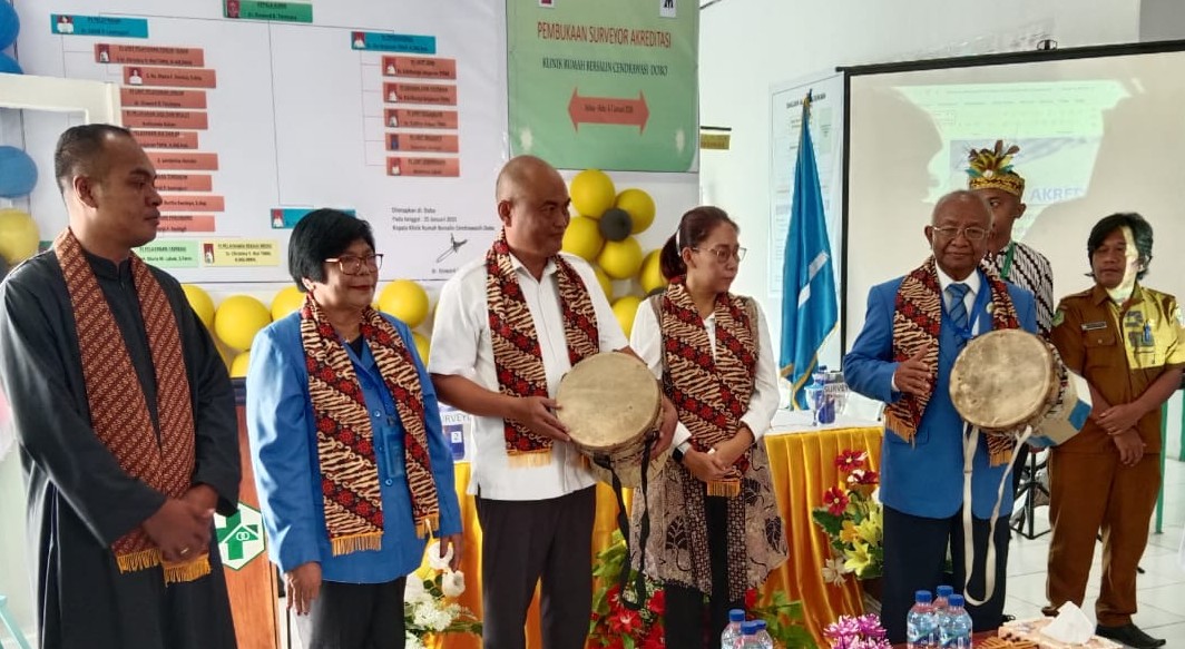 Bupati Kepulauan Aru, Timotius Kaidel, secara resmi membuka pelaksanaan survei akreditasi Klinik Rumah Bersalin Cendrawasih Dobo